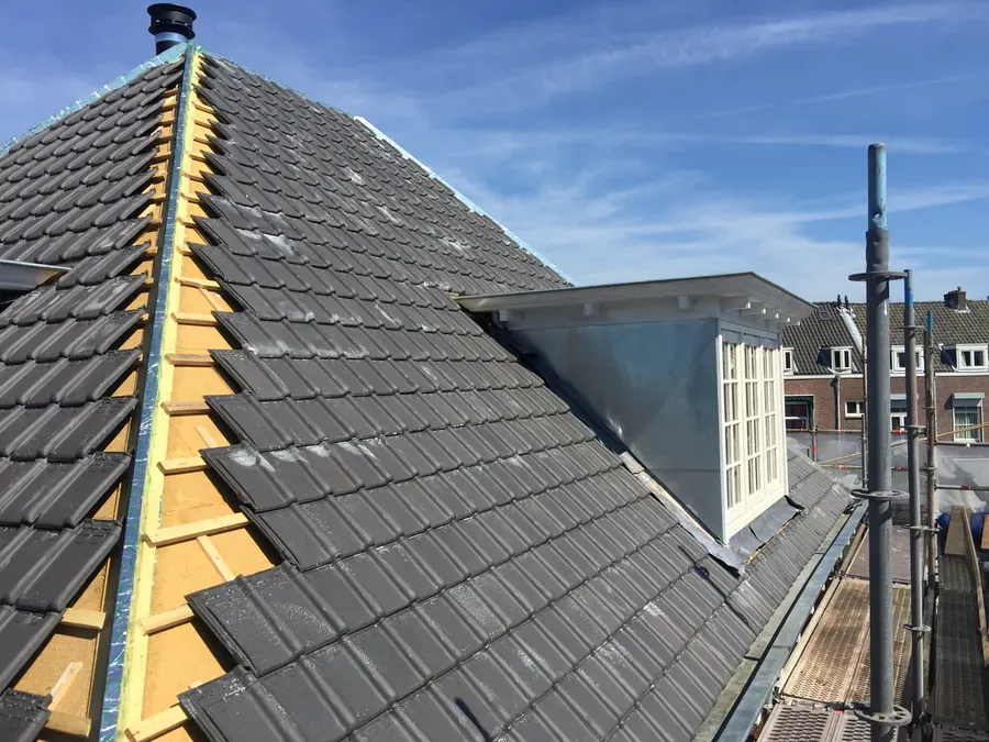Loodgieter van Waalewijn aan het werk op een dak in Haarlem